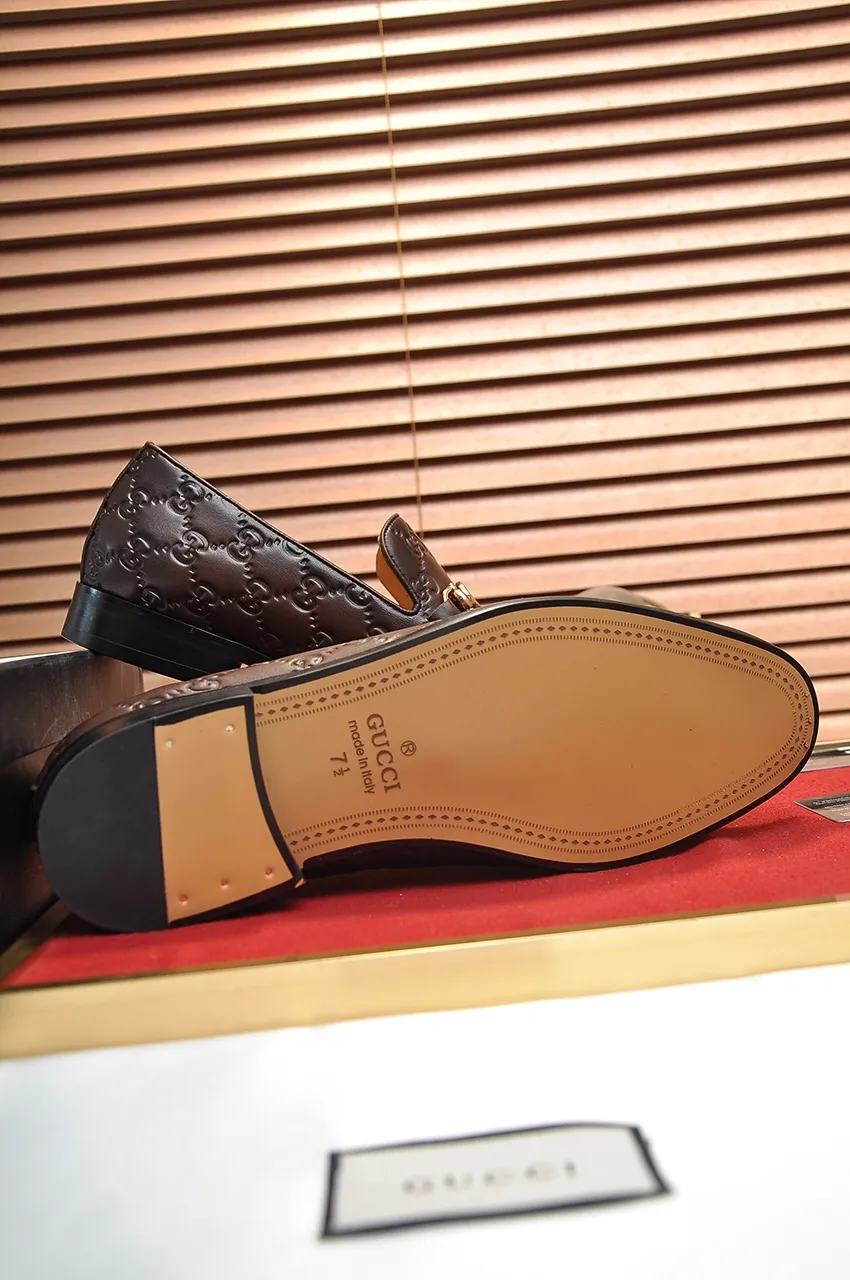 Men's shoes💰500💶Italy's top luxury men's shoe giant (GUCCI) (Gucci) (full cowhide lining) new arrival🍃Original European style🔰 Pleasant to the eye😍In order to make the shoes more durable and non-deformable🌀The production continues to follow traditional methods but there is still no lack of innovation💪Choose original sheepskin for the leather♻️ Smooth and natural And extra bright ⭐Made of imported cowhide, the first choice of rich people 38-45 (45 customized)